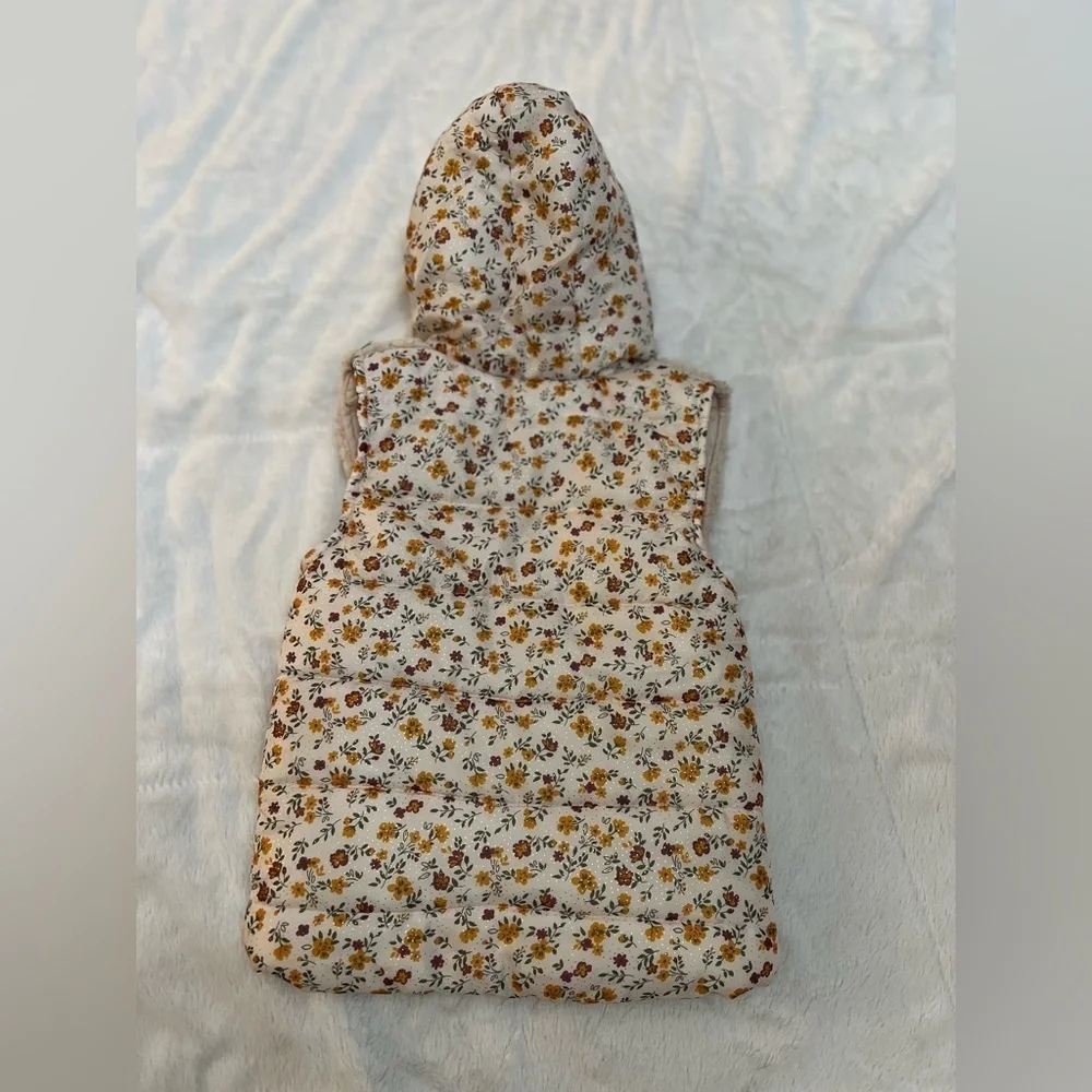 💥 2/$15!! Girl’s Little Lass Floral Puffer Vest